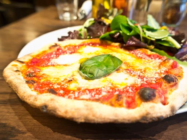 Pizza Margherita (M)