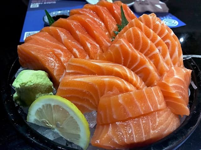 Sashimi saumon (8 pcs)